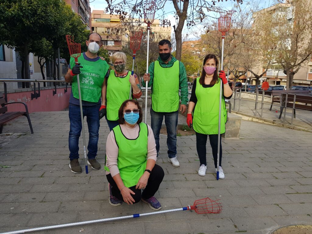 Voluntaris i voluntàries de la Botiga Solidària de Sant Boi, a l'espigolada de taronja amarga de carrer que es va fer a la ciutat el passat mes de març